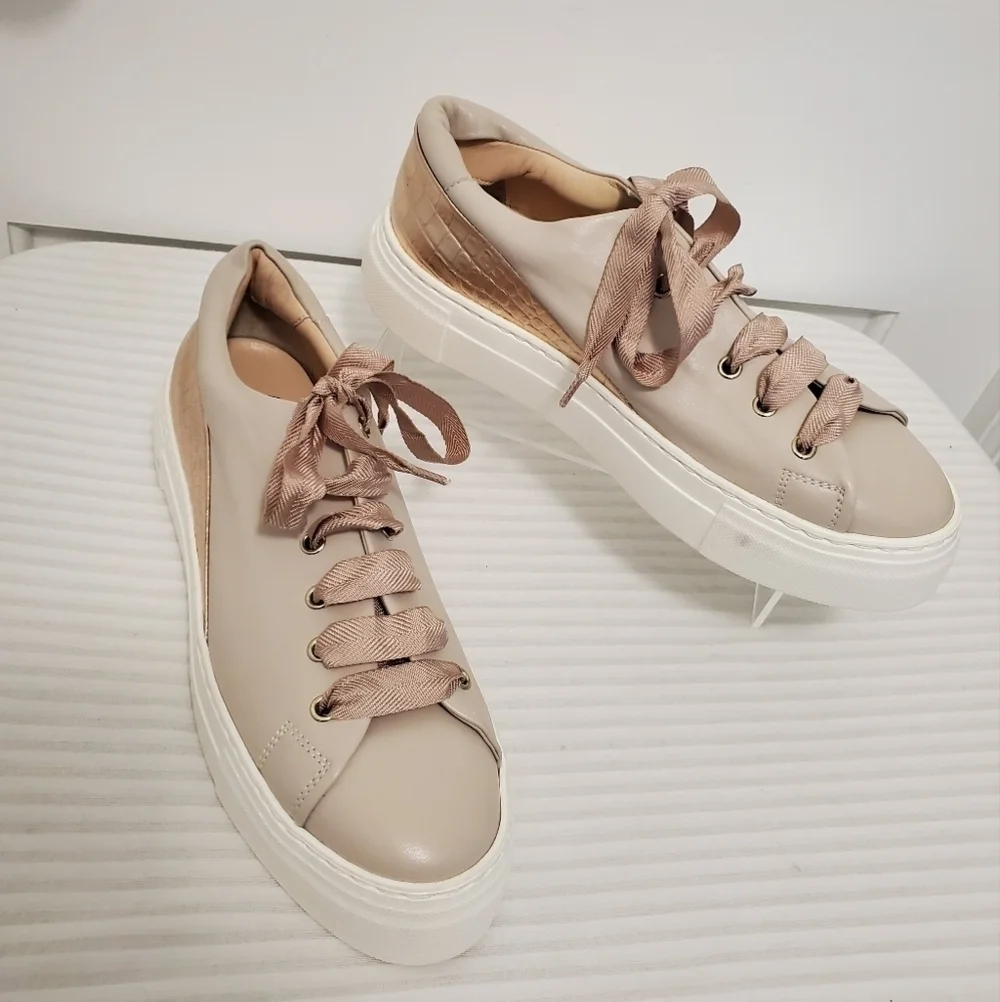 EUC AGL Cap Back Platform Sneaker Shoes in a soft nude/rosegold leather sz. 39.5